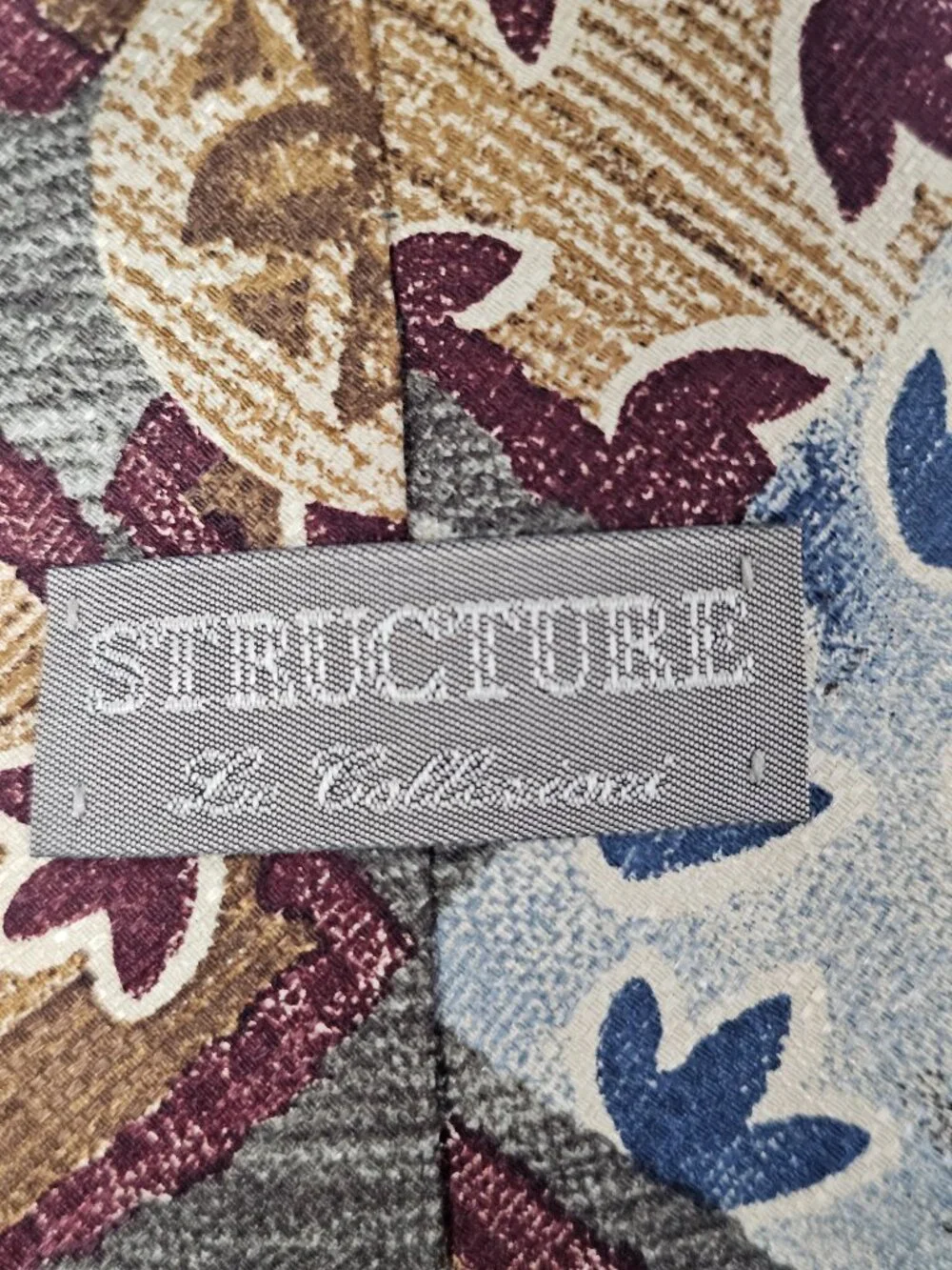 Structure burgundy green